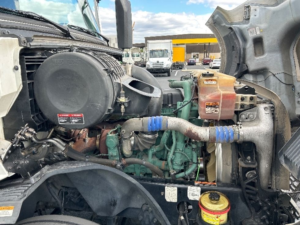 Sleeper Tractor-Heavy Duty Tractors-Volvo-2022-VNL64760-Sterling-VA-447,107\n\t\tmiles-$ 76,250 - Image 20