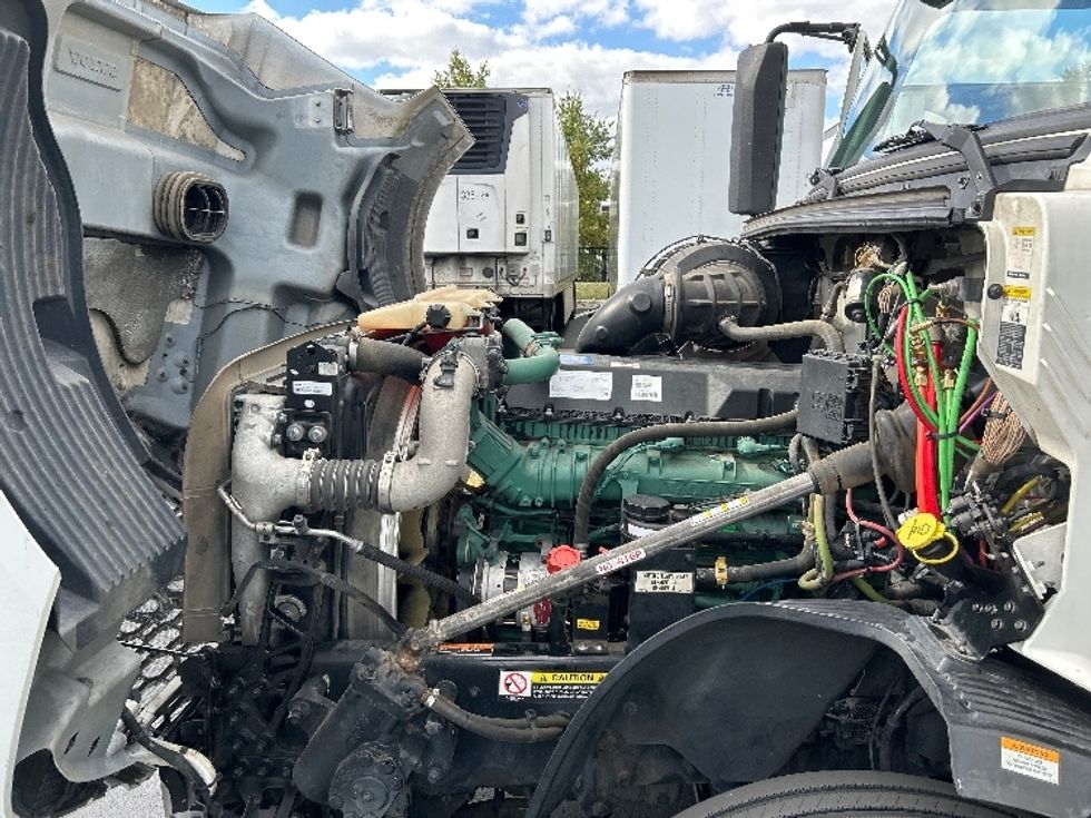 Sleeper Tractor-Heavy Duty Tractors-Volvo-2022-VNL64760-Sterling-VA-447,107\n\t\tmiles-$ 76,250 - Image 21