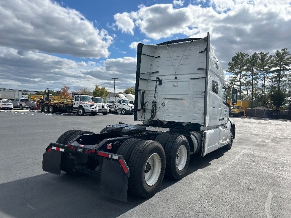Sleeper Tractor-Heavy Duty Tractors-Volvo-2022-VNL64760-Sterling-VA-447,107\n\t\tmiles-$ 76,250 - Image 7