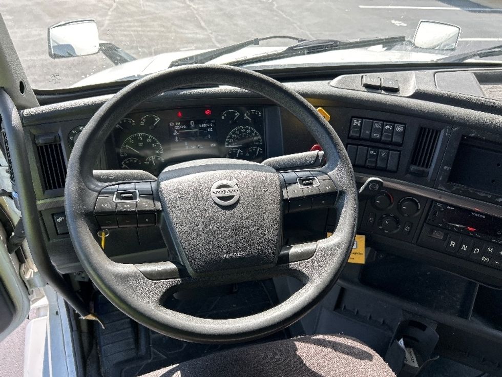 Sleeper Tractor-Heavy Duty Tractors-Volvo-2022-VNL64760-Sterling-VA-518,809\n\t\tmiles-$ 69,500 - Image 10