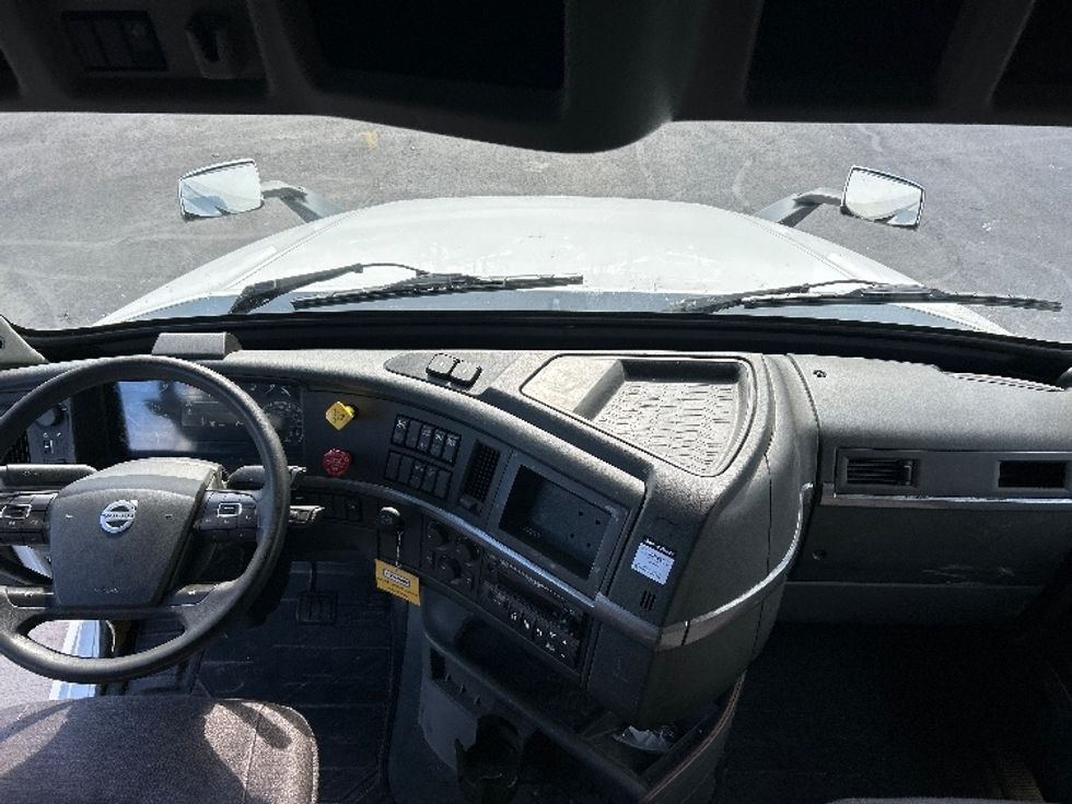 Sleeper Tractor-Heavy Duty Tractors-Volvo-2022-VNL64760-Sterling-VA-518,809\n\t\tmiles-$ 69,500 - Image 11