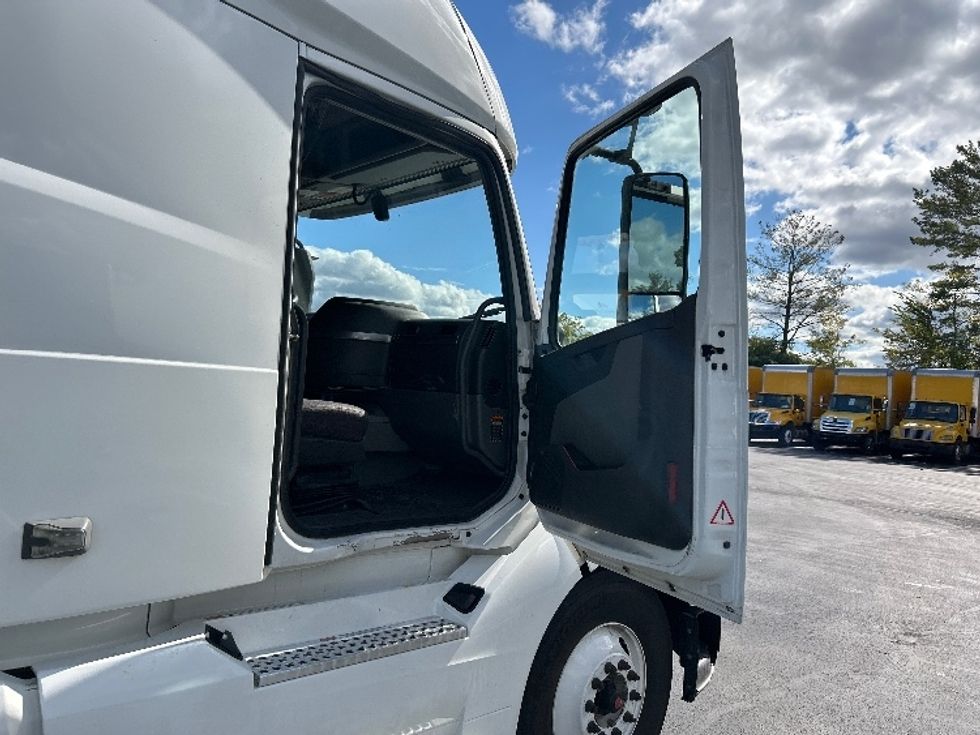 Sleeper Tractor-Heavy Duty Tractors-Volvo-2022-VNL64760-Sterling-VA-518,809\n\t\tmiles-$ 69,500 - Image 12