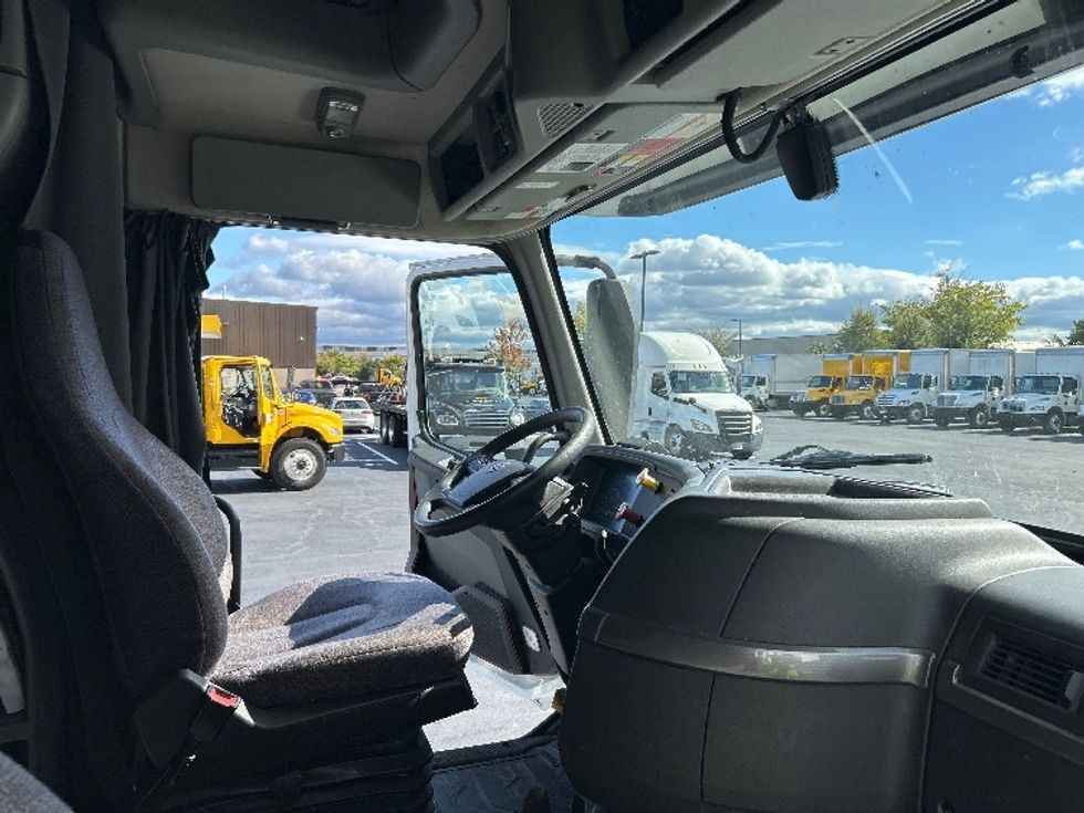 Sleeper Tractor-Heavy Duty Tractors-Volvo-2022-VNL64760-Sterling-VA-518,809\n\t\tmiles-$ 69,500 - Image 14