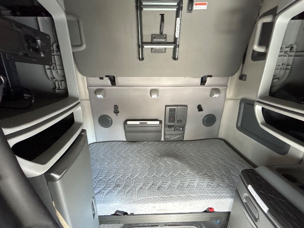 Sleeper Tractor-Heavy Duty Tractors-Volvo-2022-VNL64760-Sterling-VA-518,809\n\t\tmiles-$ 69,500 - Image 15