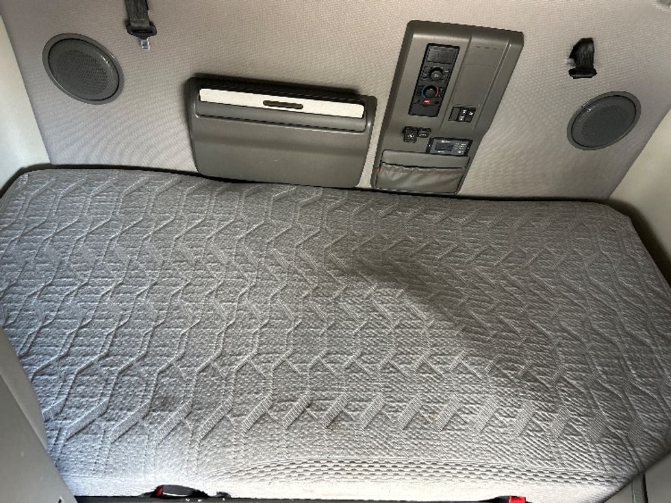 Sleeper Tractor-Heavy Duty Tractors-Volvo-2022-VNL64760-Sterling-VA-518,809\n\t\tmiles-$ 69,500 - Image 16