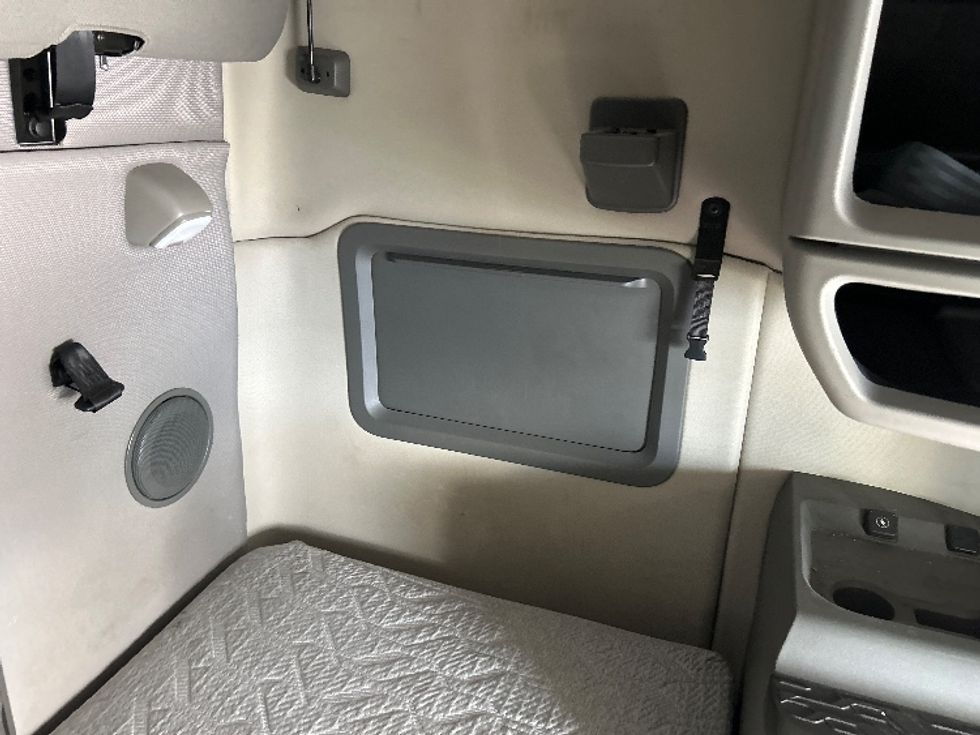 Sleeper Tractor-Heavy Duty Tractors-Volvo-2022-VNL64760-Sterling-VA-518,809\n\t\tmiles-$ 69,500 - Image 17