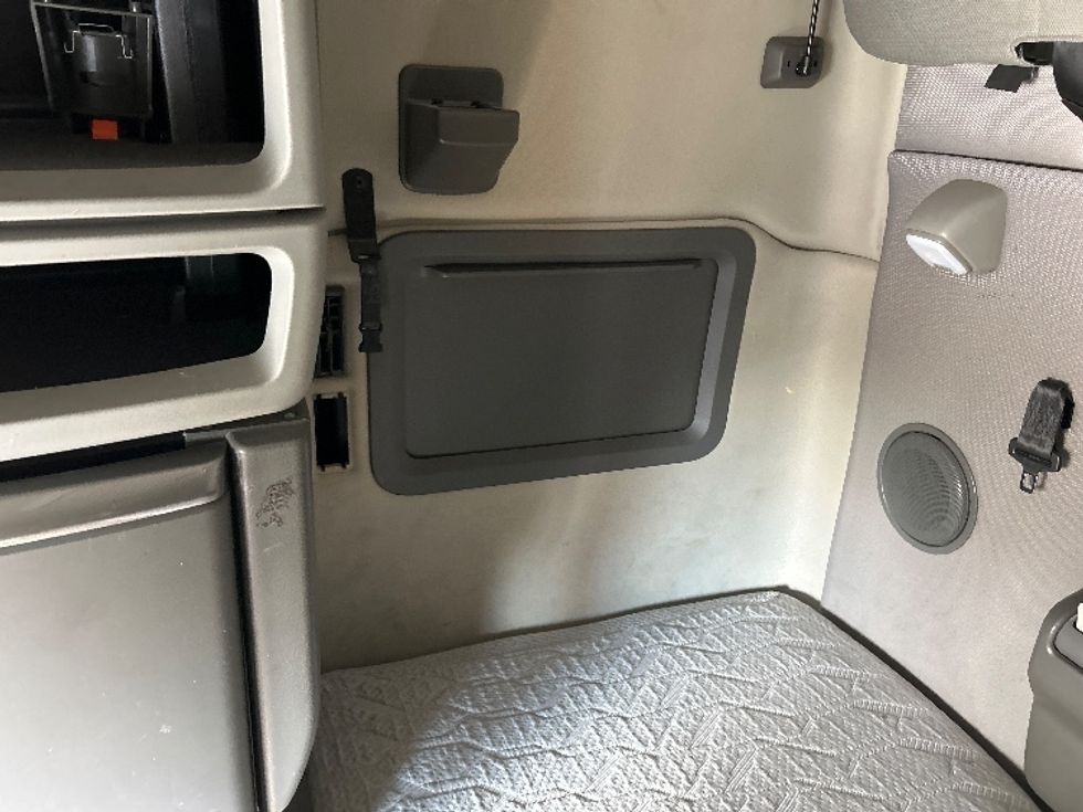 Sleeper Tractor-Heavy Duty Tractors-Volvo-2022-VNL64760-Sterling-VA-518,809\n\t\tmiles-$ 69,500 - Image 18