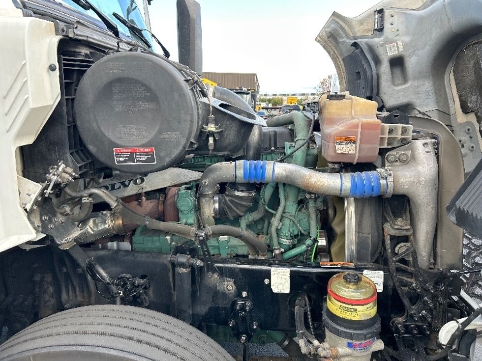 Sleeper Tractor-Heavy Duty Tractors-Volvo-2022-VNL64760-Sterling-VA-518,809\n\t\tmiles-$ 69,500 - Image 19