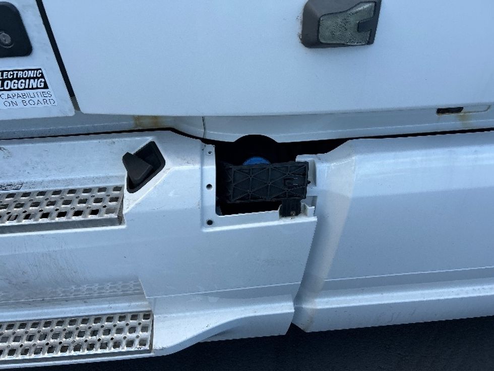 Sleeper Tractor-Heavy Duty Tractors-Volvo-2022-VNL64760-Sterling-VA-518,809\n\t\tmiles-$ 69,500 - Image 22