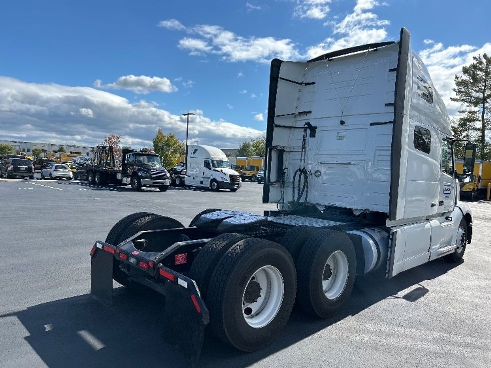 Sleeper Tractor-Heavy Duty Tractors-Volvo-2022-VNL64760-Sterling-VA-518,809\n\t\tmiles-$ 69,500 - Image 6