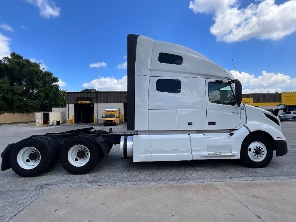 Sleeper Tractor-Heavy Duty Tractors-Volvo-2022-VNL64760-Sterling-VA-518,809\n\t\tmiles-$ 69,500 - Image 7