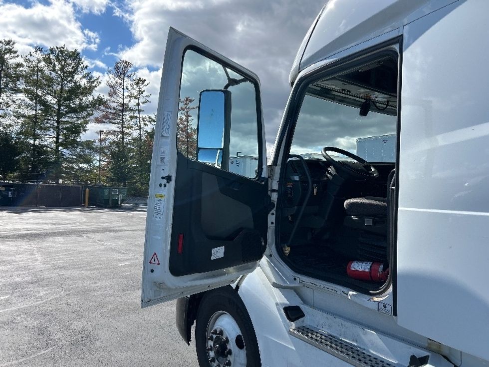 Sleeper Tractor-Heavy Duty Tractors-Volvo-2022-VNL64760-Sterling-VA-518,809\n\t\tmiles-$ 69,500 - Image 8