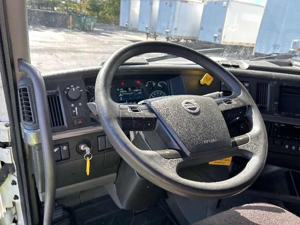 Sleeper Tractor-Heavy Duty Tractors-Volvo-2022-VNL64760-Sterling-VA-518,809\n\t\tmiles-$ 69,500 - Image 9
