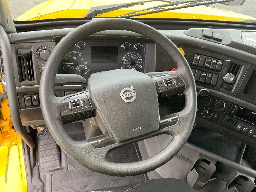 Sleeper Tractor-Heavy Duty Tractors-Volvo-2022-VNL64760-Stockton-CA-613,547\n\t\tmiles-$ 61,250 - Image 11