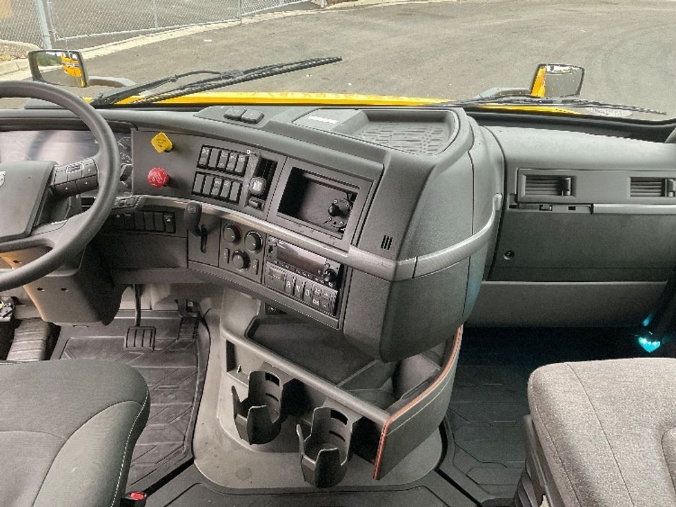 Sleeper Tractor-Heavy Duty Tractors-Volvo-2022-VNL64760-Stockton-CA-613,547\n\t\tmiles-$ 61,250 - Image 12