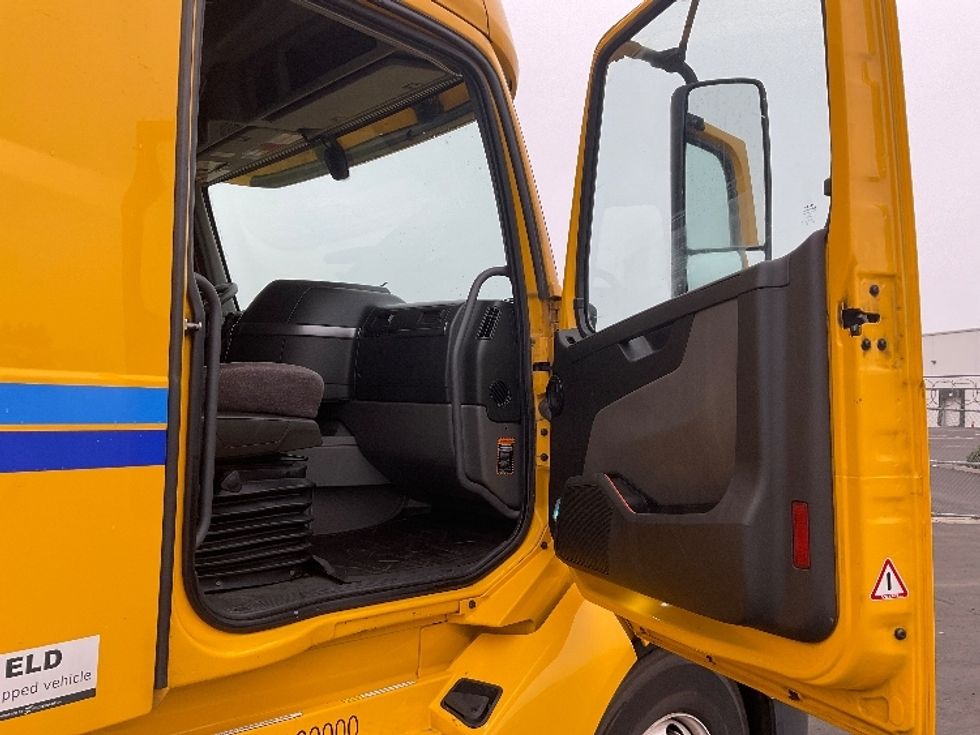 Sleeper Tractor-Heavy Duty Tractors-Volvo-2022-VNL64760-Stockton-CA-613,547\n\t\tmiles-$ 61,250 - Image 13