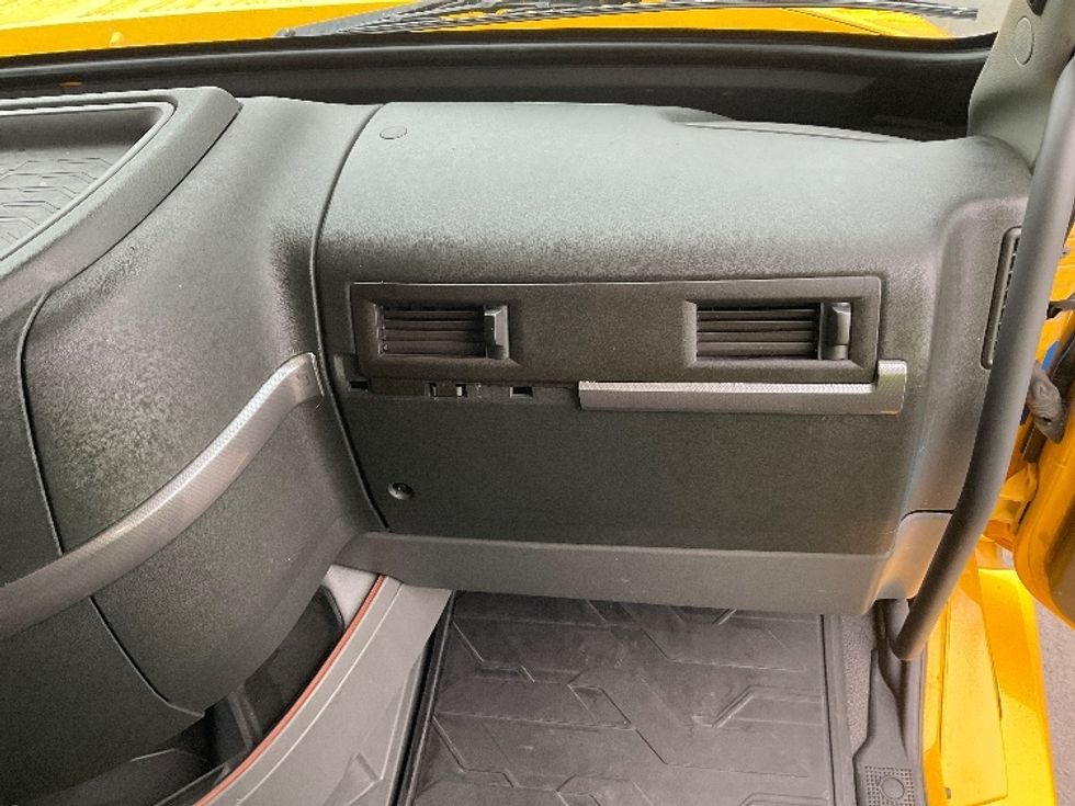 Sleeper Tractor-Heavy Duty Tractors-Volvo-2022-VNL64760-Stockton-CA-613,547\n\t\tmiles-$ 61,250 - Image 14