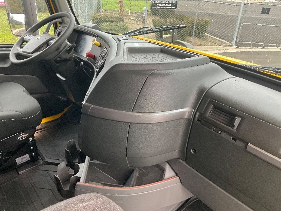 Sleeper Tractor-Heavy Duty Tractors-Volvo-2022-VNL64760-Stockton-CA-613,547\n\t\tmiles-$ 61,250 - Image 15