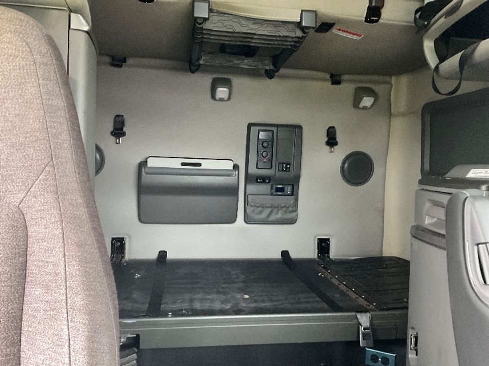 Sleeper Tractor-Heavy Duty Tractors-Volvo-2022-VNL64760-Stockton-CA-613,547\n\t\tmiles-$ 61,250 - Image 16