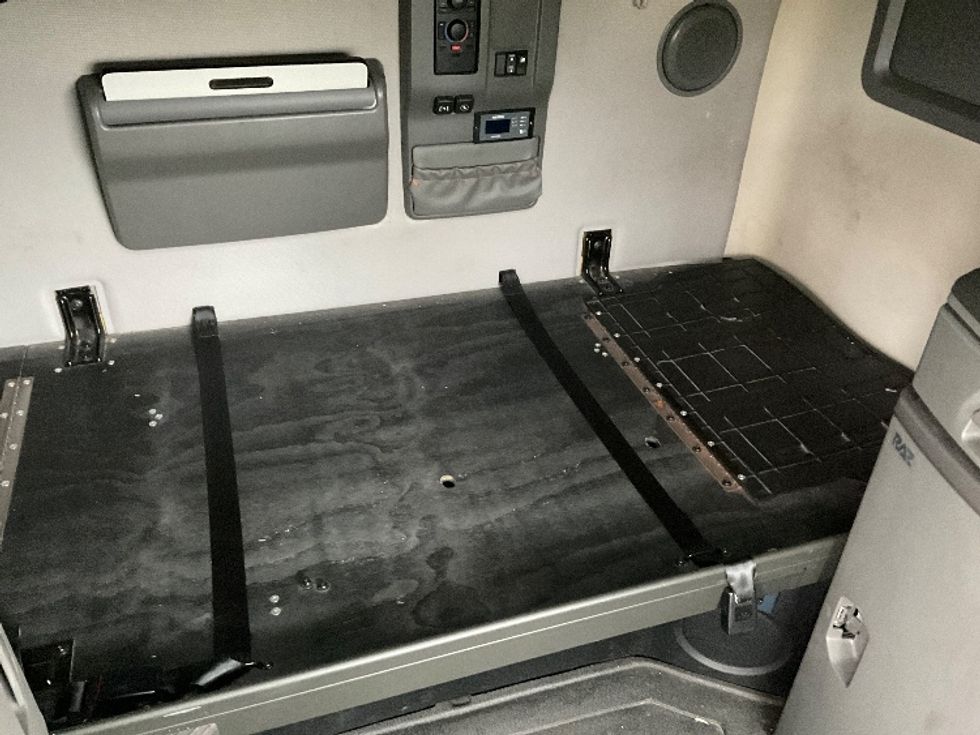 Sleeper Tractor-Heavy Duty Tractors-Volvo-2022-VNL64760-Stockton-CA-613,547\n\t\tmiles-$ 61,250 - Image 17