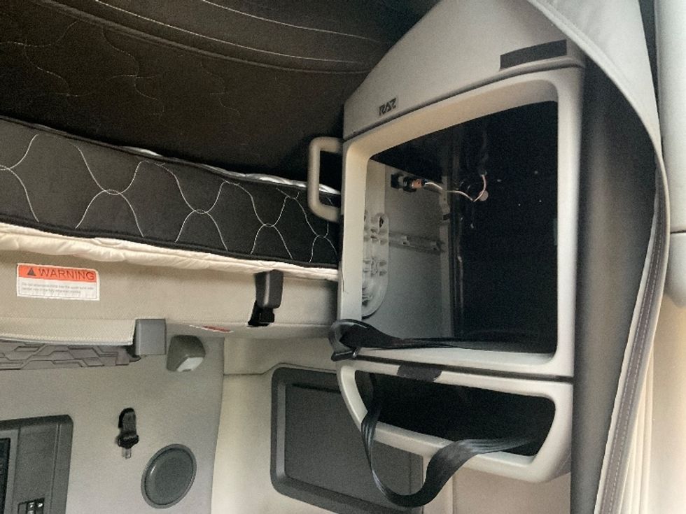 Sleeper Tractor-Heavy Duty Tractors-Volvo-2022-VNL64760-Stockton-CA-613,547\n\t\tmiles-$ 61,250 - Image 18