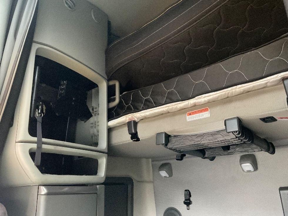 Sleeper Tractor-Heavy Duty Tractors-Volvo-2022-VNL64760-Stockton-CA-613,547\n\t\tmiles-$ 61,250 - Image 19