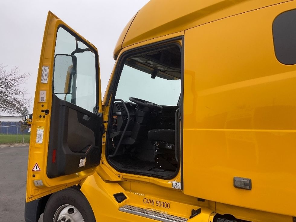 Sleeper Tractor-Heavy Duty Tractors-Volvo-2022-VNL64760-Stockton-CA-613,547\n\t\tmiles-$ 61,250 - Image 9