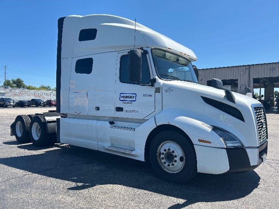 Sleeper Tractor-Heavy Duty Tractors-Volvo-2022-VNL64760-Sturtevant-WI-331,450\n\t\tmiles-$ 94,000 - Image 1