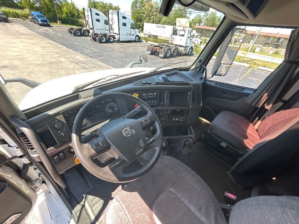 Sleeper Tractor-Heavy Duty Tractors-Volvo-2022-VNL64760-Sturtevant-WI-331,450\n\t\tmiles-$ 94,000 - Image 10