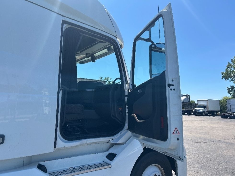 Sleeper Tractor-Heavy Duty Tractors-Volvo-2022-VNL64760-Sturtevant-WI-331,450\n\t\tmiles-$ 94,000 - Image 13