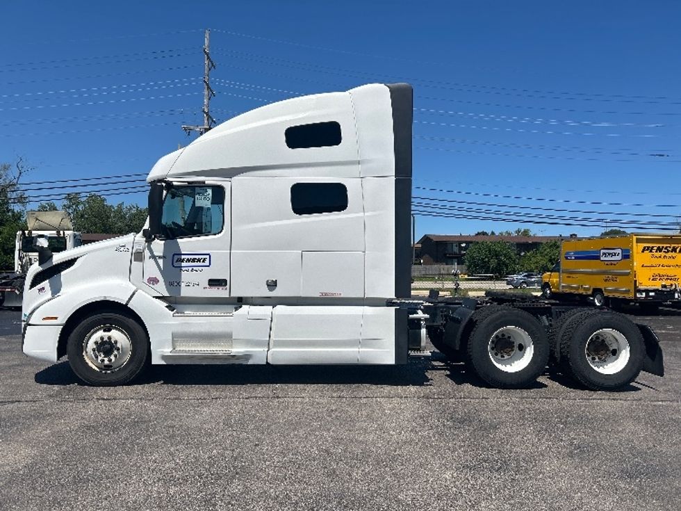 Sleeper Tractor-Heavy Duty Tractors-Volvo-2022-VNL64760-Sturtevant-WI-331,450\n\t\tmiles-$ 94,000 - Image 4