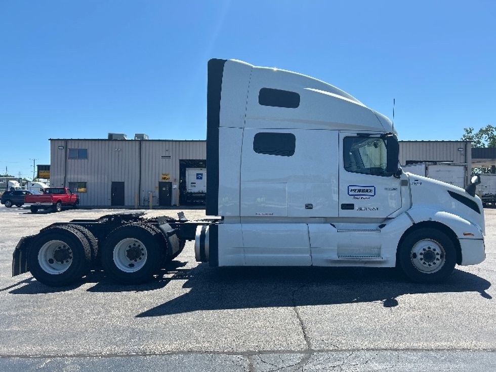 Sleeper Tractor-Heavy Duty Tractors-Volvo-2022-VNL64760-Sturtevant-WI-331,450\n\t\tmiles-$ 94,000 - Image 8