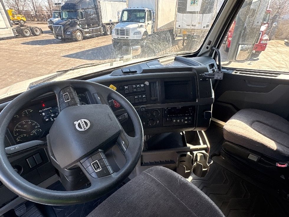 Sleeper Tractor-Heavy Duty Tractors-Volvo-2022-VNL64760-Sturtevant-WI-370,224\n\t\tmiles-$ 82,000 - Image 10