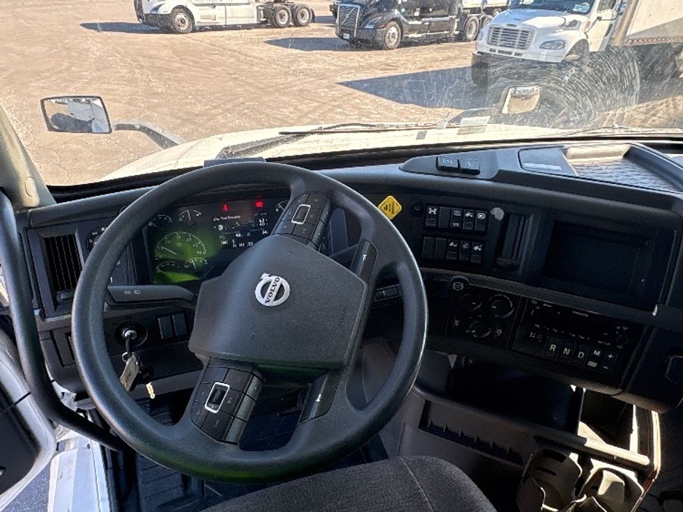 Sleeper Tractor-Heavy Duty Tractors-Volvo-2022-VNL64760-Sturtevant-WI-370,224\n\t\tmiles-$ 82,000 - Image 11