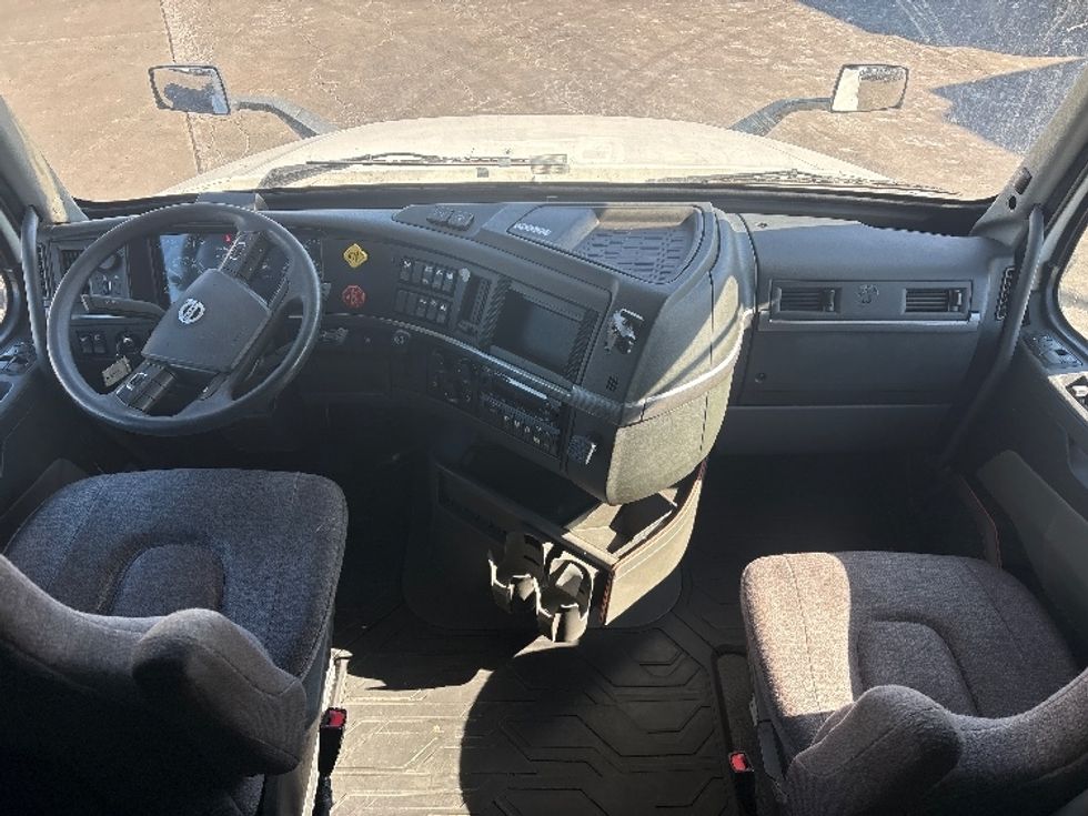 Sleeper Tractor-Heavy Duty Tractors-Volvo-2022-VNL64760-Sturtevant-WI-370,224\n\t\tmiles-$ 82,000 - Image 12