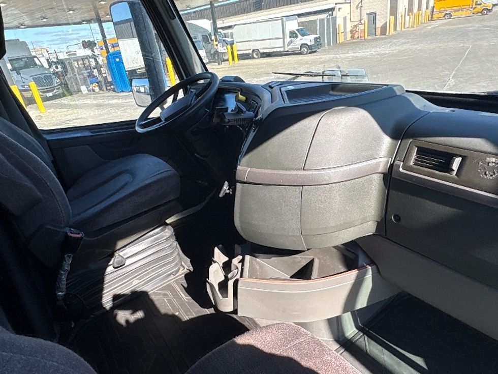 Sleeper Tractor-Heavy Duty Tractors-Volvo-2022-VNL64760-Sturtevant-WI-370,224\n\t\tmiles-$ 82,000 - Image 15