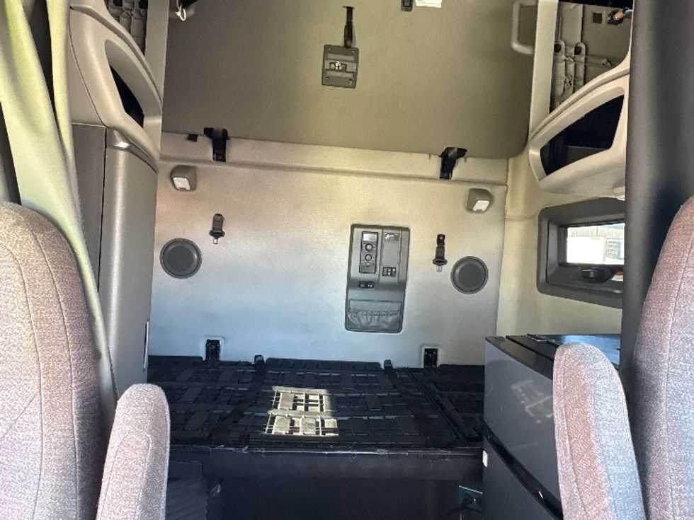 Sleeper Tractor-Heavy Duty Tractors-Volvo-2022-VNL64760-Sturtevant-WI-370,224\n\t\tmiles-$ 82,000 - Image 16