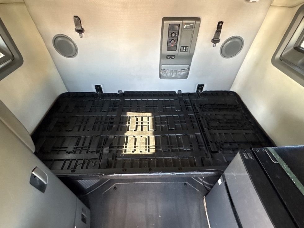 Sleeper Tractor-Heavy Duty Tractors-Volvo-2022-VNL64760-Sturtevant-WI-370,224\n\t\tmiles-$ 82,000 - Image 17