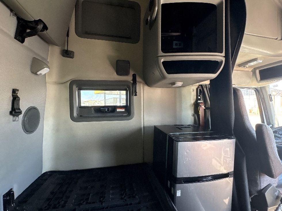 Sleeper Tractor-Heavy Duty Tractors-Volvo-2022-VNL64760-Sturtevant-WI-370,224\n\t\tmiles-$ 82,000 - Image 18