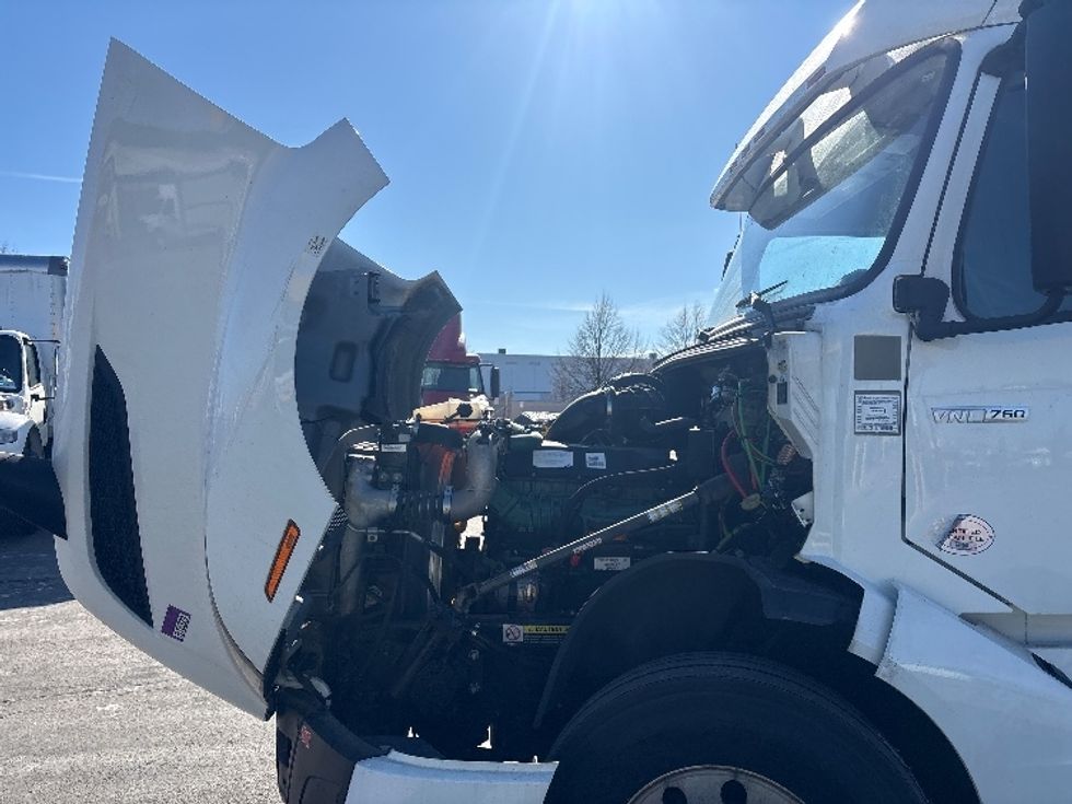 Sleeper Tractor-Heavy Duty Tractors-Volvo-2022-VNL64760-Sturtevant-WI-370,224\n\t\tmiles-$ 82,000 - Image 21