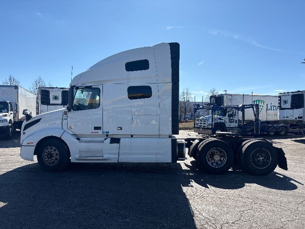 Sleeper Tractor-Heavy Duty Tractors-Volvo-2022-VNL64760-Sturtevant-WI-370,224\n\t\tmiles-$ 82,000 - Image 4