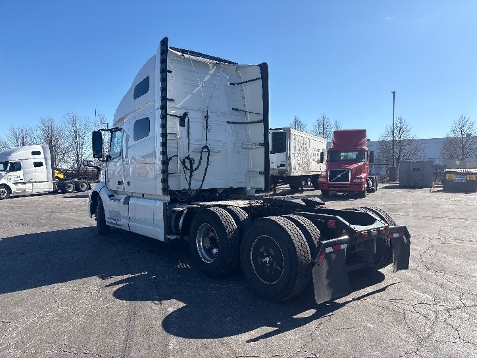 Sleeper Tractor-Heavy Duty Tractors-Volvo-2022-VNL64760-Sturtevant-WI-370,224\n\t\tmiles-$ 82,000 - Image 5