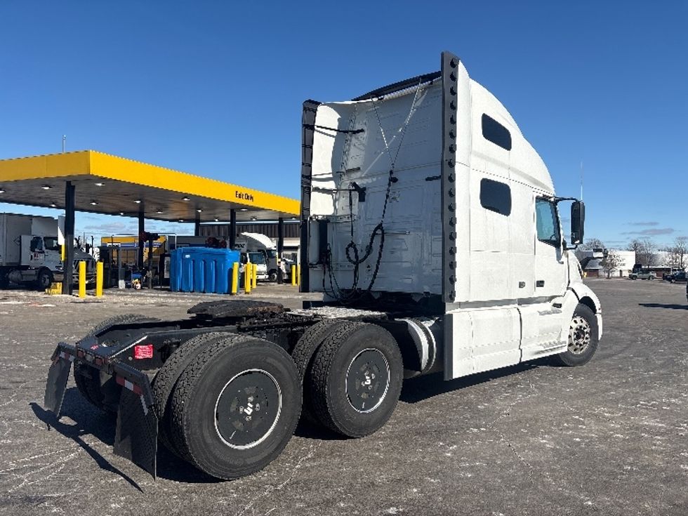 Sleeper Tractor-Heavy Duty Tractors-Volvo-2022-VNL64760-Sturtevant-WI-370,224\n\t\tmiles-$ 82,000 - Image 7