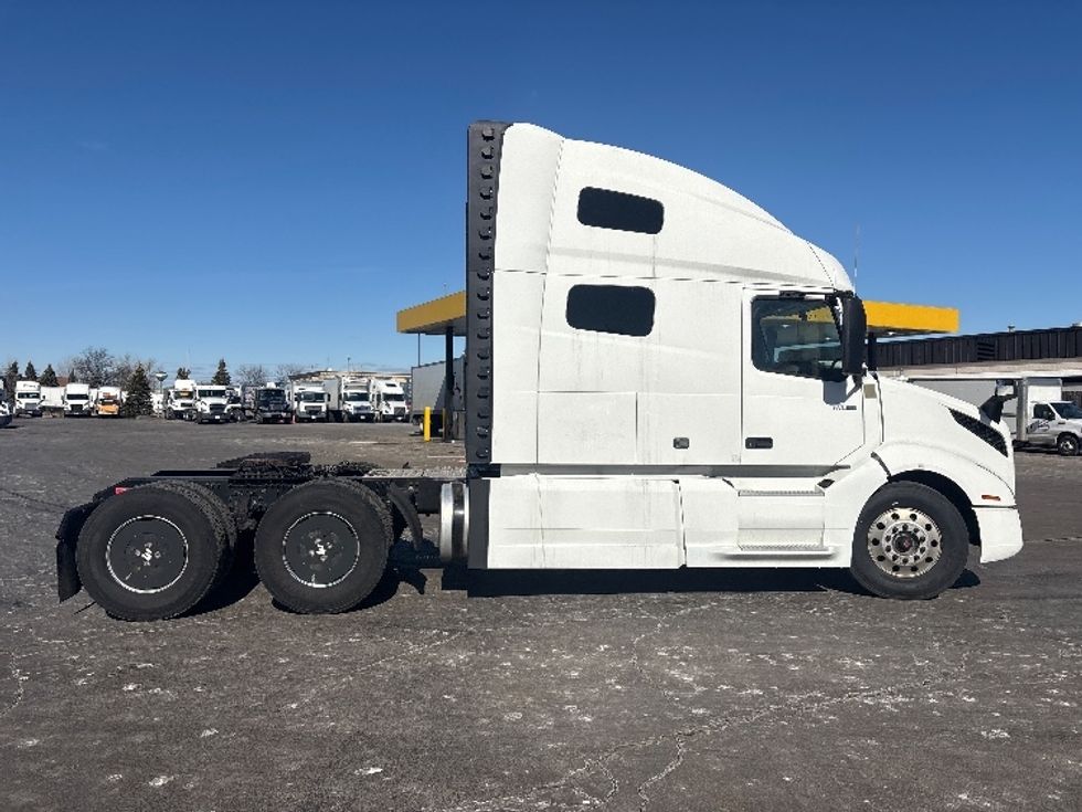 Sleeper Tractor-Heavy Duty Tractors-Volvo-2022-VNL64760-Sturtevant-WI-370,224\n\t\tmiles-$ 82,000 - Image 8