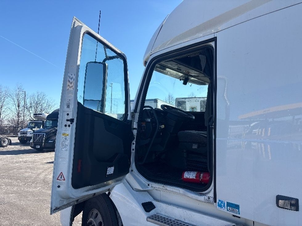 Sleeper Tractor-Heavy Duty Tractors-Volvo-2022-VNL64760-Sturtevant-WI-370,224\n\t\tmiles-$ 82,000 - Image 9