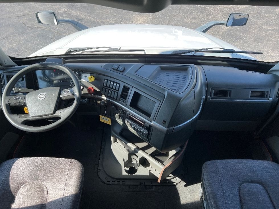 Sleeper Tractor-Heavy Duty Tractors-Volvo-2022-VNL64760-Sturtevant-WI-424,652\n\t\tmiles-$ 80,750 - Image 12