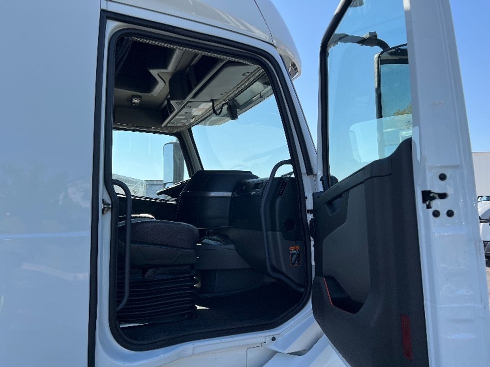 Sleeper Tractor-Heavy Duty Tractors-Volvo-2022-VNL64760-Sturtevant-WI-424,652\n\t\tmiles-$ 80,750 - Image 13