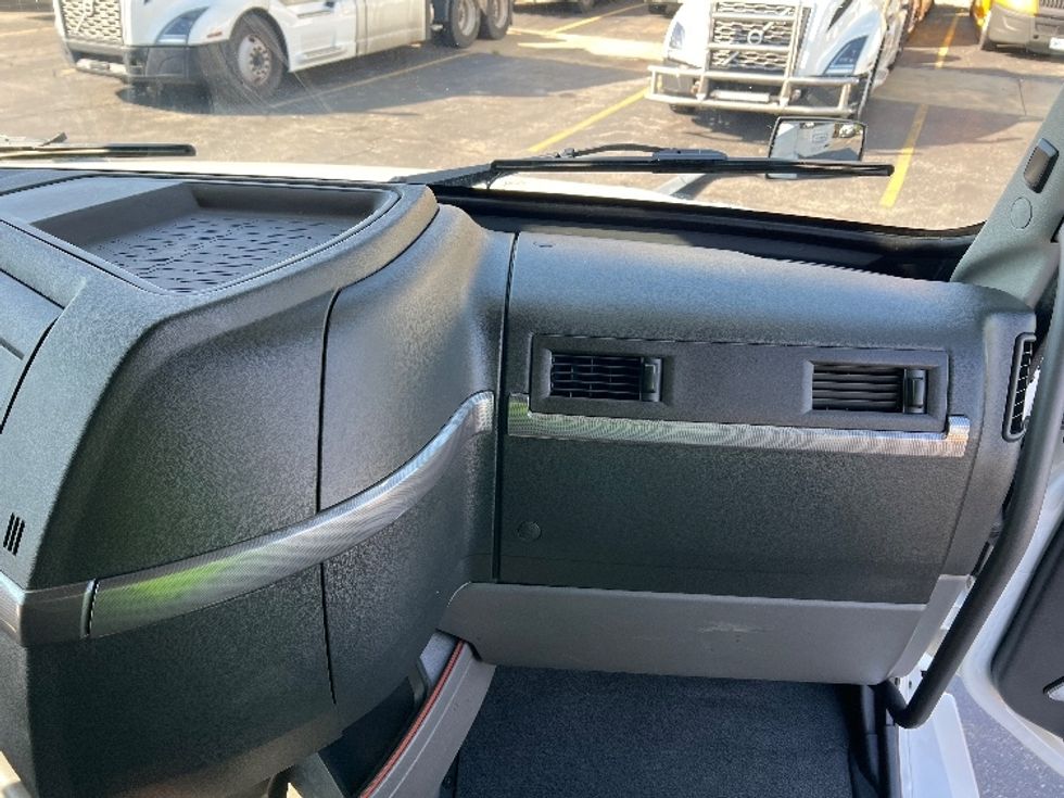 Sleeper Tractor-Heavy Duty Tractors-Volvo-2022-VNL64760-Sturtevant-WI-424,652\n\t\tmiles-$ 80,750 - Image 14