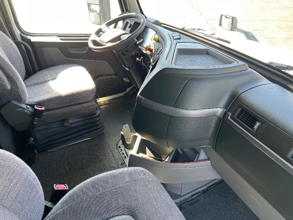 Sleeper Tractor-Heavy Duty Tractors-Volvo-2022-VNL64760-Sturtevant-WI-424,652\n\t\tmiles-$ 80,750 - Image 15