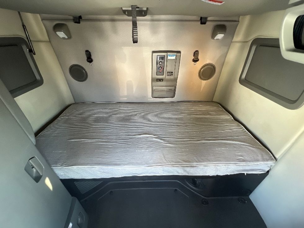 Sleeper Tractor-Heavy Duty Tractors-Volvo-2022-VNL64760-Sturtevant-WI-424,652\n\t\tmiles-$ 80,750 - Image 16